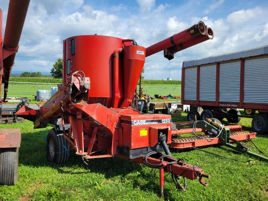 Case IH 1250 Grinder Mixer