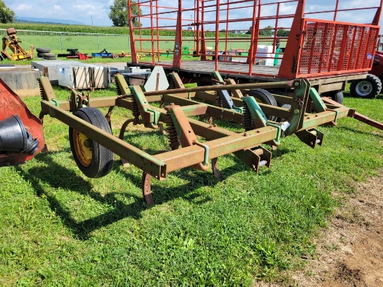 John Deere 1610 Chisel Plow