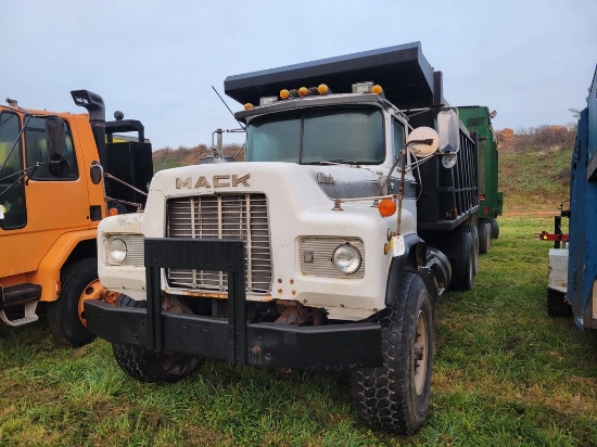 1988 Mack RD690S Tandem Axle Dump Truck 'Title in the Office '