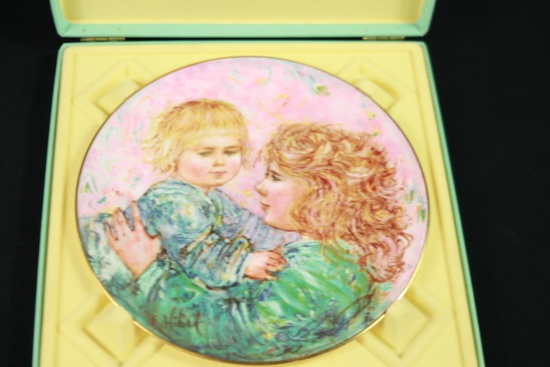 Royal Doulton Collectors International "Kathleen & Child" Plate In Box