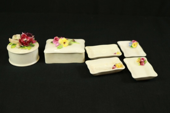 2 Staffordshire boxes & 4 Trays