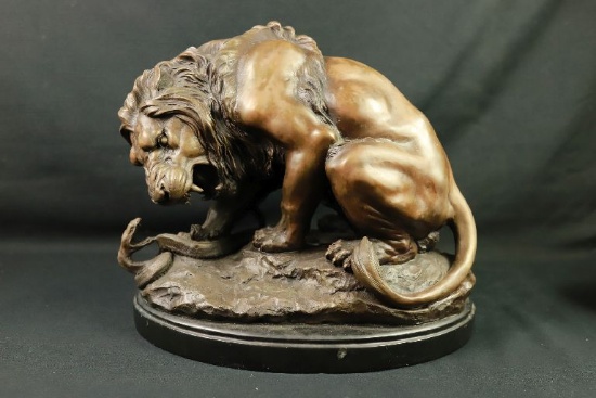 Kunst & Ambiante Lion Fights A Snake Figurine