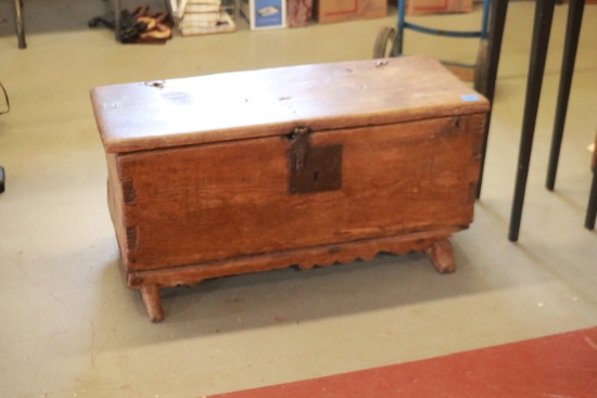 Late 17th Early 18th Century 6 Board Trunk With Dovetail Snipe Hinges