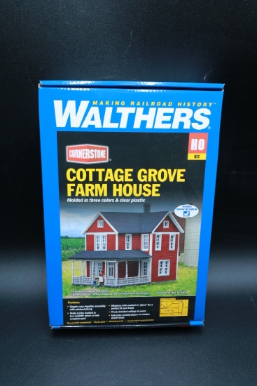 Walthers Cottage Grove Farm House (HO Kit)