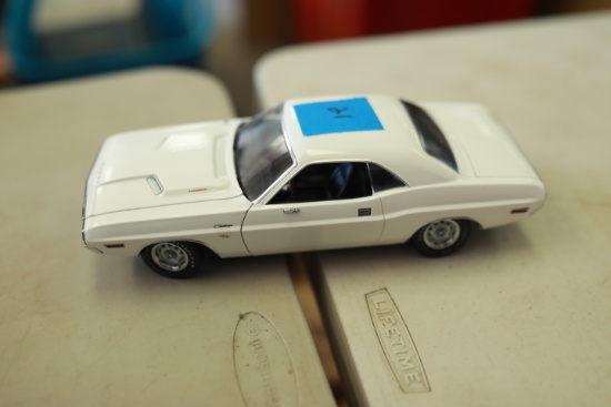 Green Light Die Cast 1970 Dodge Challenger Model Car