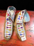 MOCCASIN, CAUGHNAWAGA INDIAN, BEADED CIRCA 1900 - 1910, VERY GOOD CONDITION