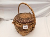 WOVEN BASKET WITH LID & HANDLE MEASURES 10