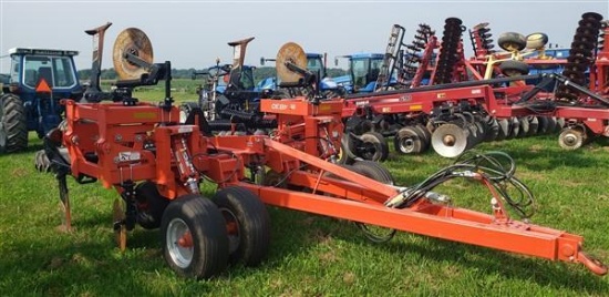 2014 Kuhn Krause 4830 7-Shank in-line ripper, 200 ac in 2 yrs, like new