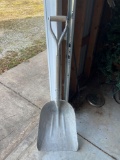 Scoop shovel