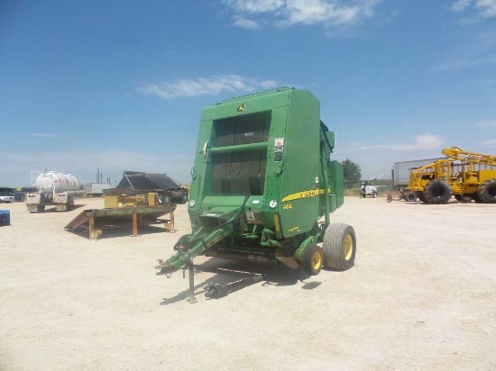 John Deere 468 Round Baler