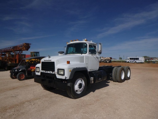 2000 Mack Chassis Truck