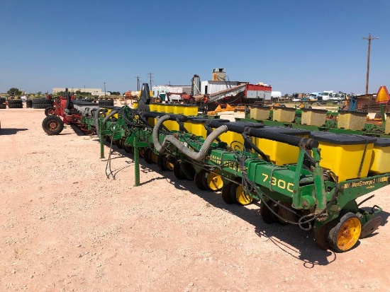 John Deere 12 Row 7300 Vacuum Planter