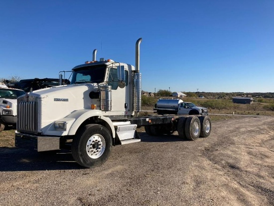 2007 Kenworth T800 Cab + Chassis Truck