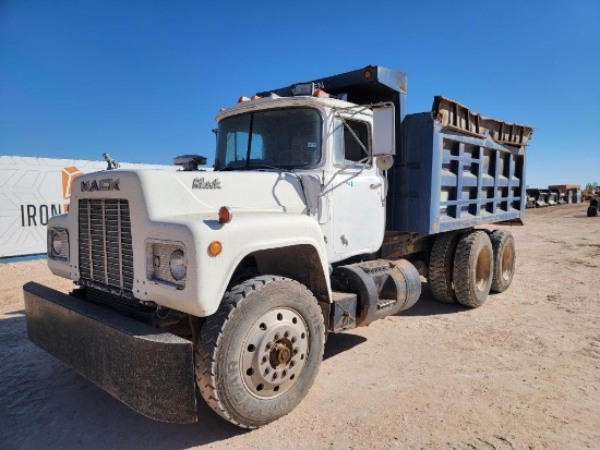 1986 MACK Dump Truck