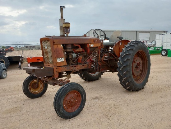 McCormick Farmall 504 Tractor ( Does Not Run )