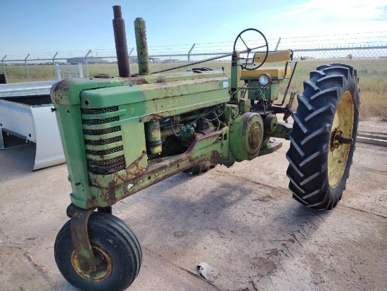 John Deere (B) Tractor