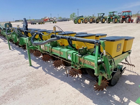 12 Row John Deere 1710 Vacuum Planter ( No Monitor )