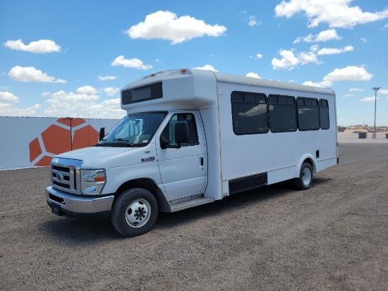 2013 Ford E-450 Super Duty Passenger Bus