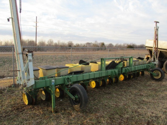 JD 7100 Planter