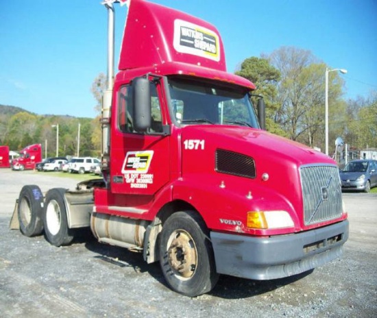 2002 Volvo VNL64T Day Cab