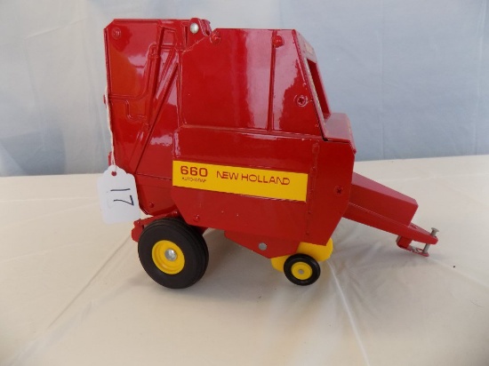 Scale Model 1:16 New Holland 660 Auto Wrap Bailer