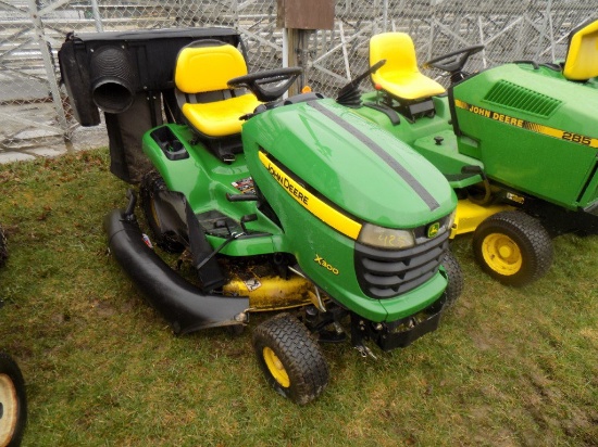 JD X300 Lawn Tractor w/ 42'' Deck & Bagger, Hydro, 226 hrs, S/N 107943