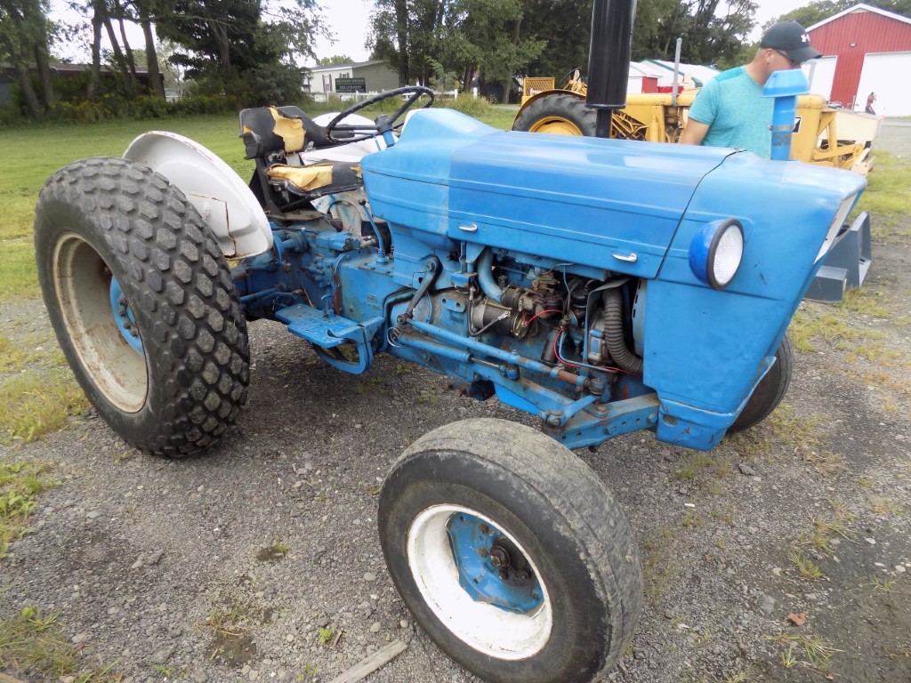 Ford 3000 Gas Tractor, 2WD, Turf Tires, 3PT, 540 | Proxibid