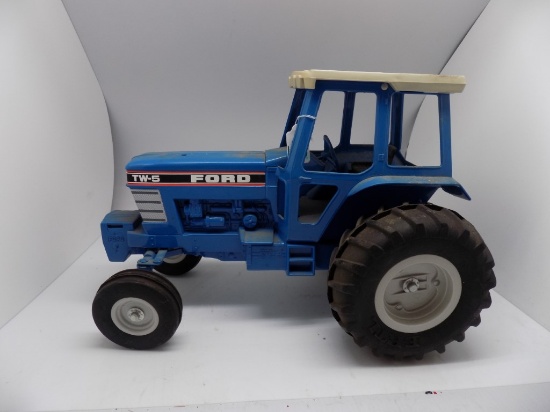 Ford TW-5 Tractor, 1:16 Scale by Ertl, Missing Muffler