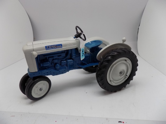 Ford 4000 Tractor, 1:12 Scale by Scale Models