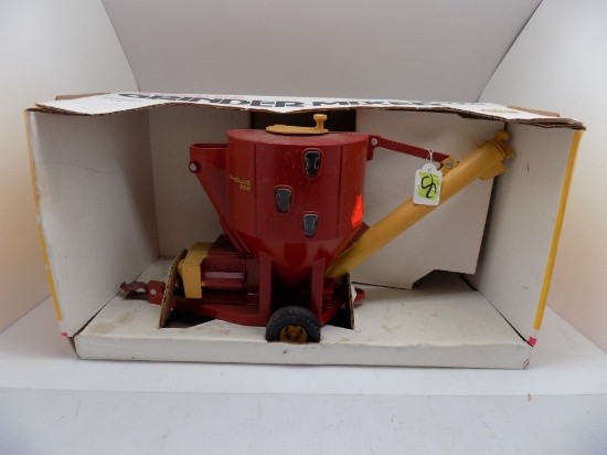 New Holland 358 Grinder Mixer, 1:16 Scale, In Good Box