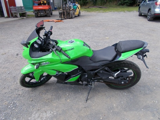 2011 Kawasaki E2J Ninja 250, Green, 7,070 Mi., Vin# JKAEXMJ19BDA90631 / MV5