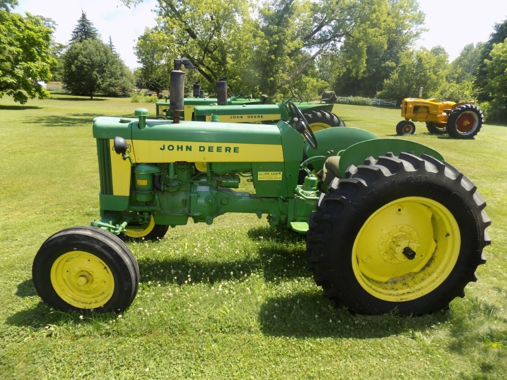 Excellent JD Antique Tractor Auction