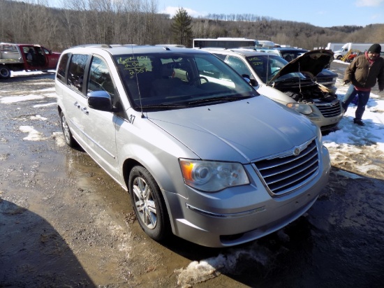 2009 Chrysler Town & Country, Silver, Sunroof, DVD Players, Sirius Display,