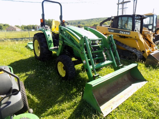 JD 4720 Mid Size Compact Tractor w/ 400 CX Loader, 4wd, Diesel Eng, Hydro T