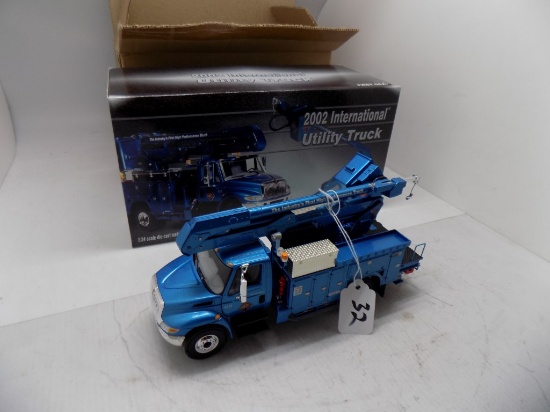 1st Gear 2002 International Utility Truck in 1:34 Scale with Functioning Bo