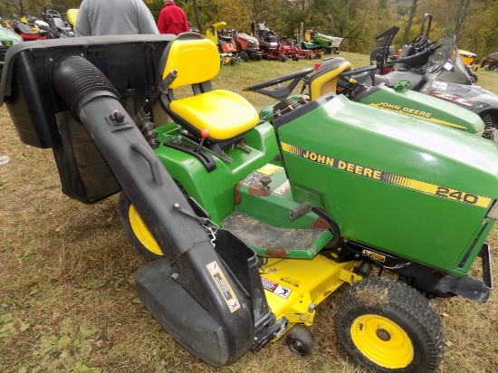 John Deere 240 Runs, w/Bagger, 48'' Deck, S/N 121050 Runs & Moves (6397)