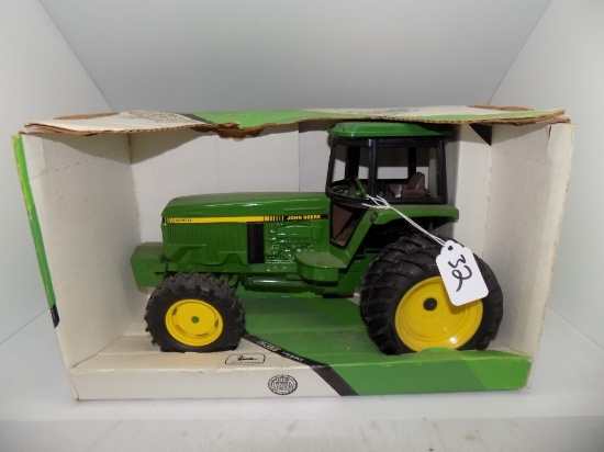 John Deere 4960 Tractor w/Duals, in 1/16 Scale by Ertl, #5709, Box has Wate