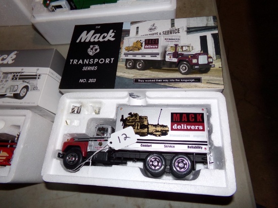 1st Gear Mack R Model Box Truck in 1:34 Scale ''Mack Delivers'' Transport S