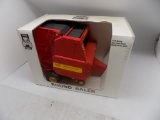 NH 660 Round Baler, NIB, 1:16 Scale, by Scale Models