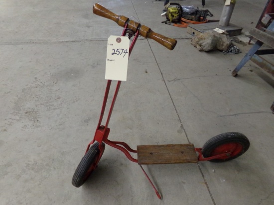 Red Antique Scooter (2574)