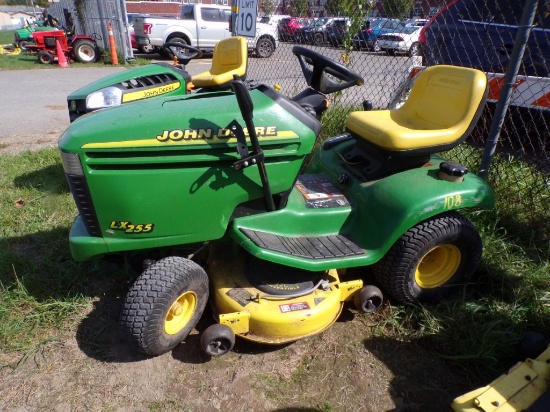 John Deere LX255 Lawn Tactor with 42'' Deck, CRACKED HOOD, 15 HP. SN 034228