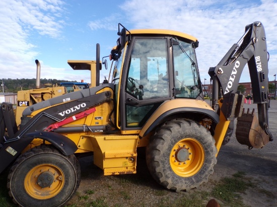 2015 Volvo BL70B 4WD Loader Backhoe, 947 Hrs, Full Cab, Pilot Controls, Ext