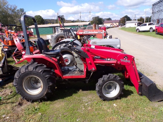 Massey Ferguson 1428V, Compact Tractor, 4 WD, Dsl. 3 PT Arms w/1464 Loader