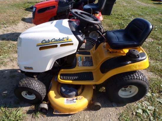 Cub Cadet LT 1042, Hydro Drive with 46'' Deck, 235 Hrs, SN H20006? (5823)