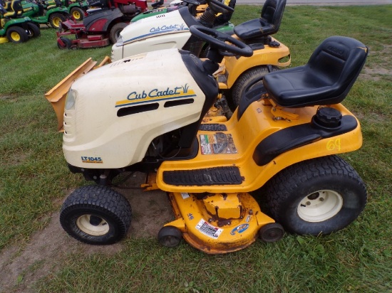 Cub Cadet LT1045, Hydro Static, 46'' Deck, 20 HP Kohler Engine, 165 HRS, SN