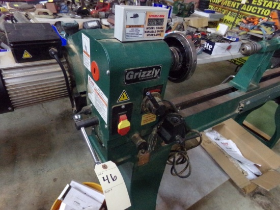 Grizzly G0462 Variable Speed Wood Lathe With Box of Rests and Accessories,