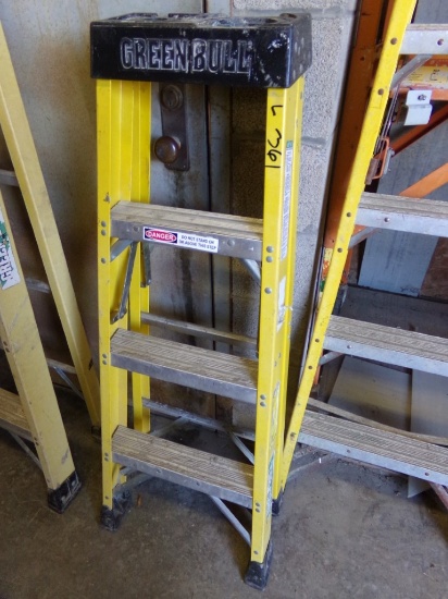 4' Yellow Fiberglass Step Ladder (Outside)