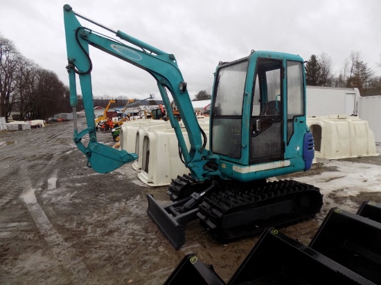 Kubota K022 Midi Excavator, Rubber Tracks, Grader Blade, 15'' Bucket, Enclo