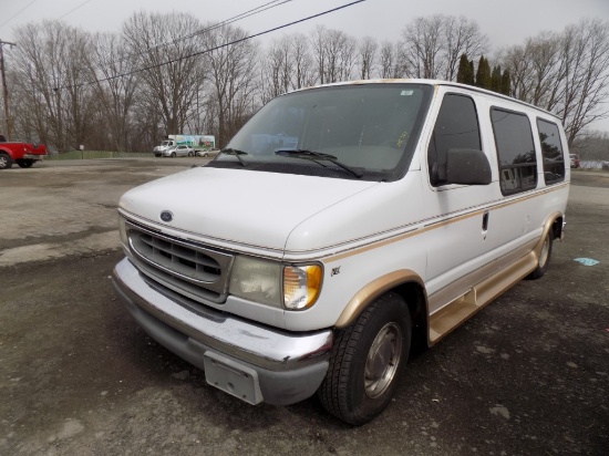 1999 Ford E-150 Passenger Van, Auto, Gas V-8, Center Mounted TV, Has an Ext