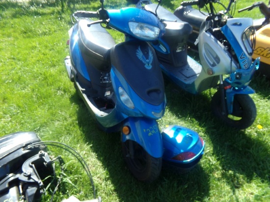 Blue Gas Powered Scooter, NOT RUNNING - NEEDS WORK - NO PAPERWORK (5008)